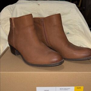 Lucky Brand Women's Bessie Cuban Heel Side Zip Ankle Boot (Cedar)